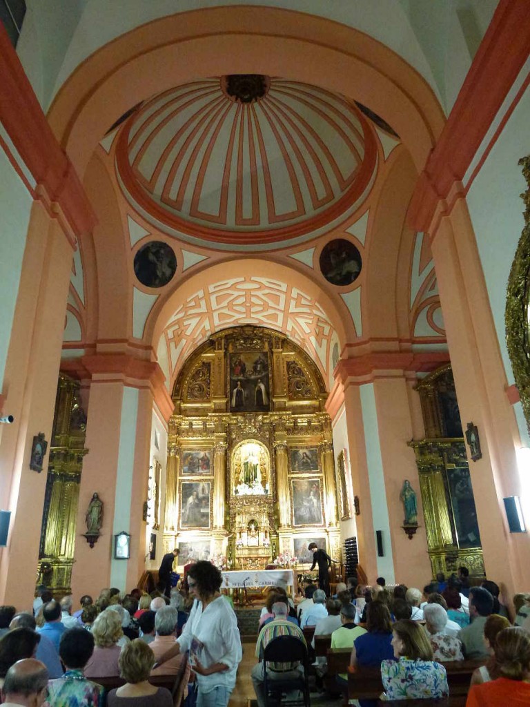 nave y retablo mayor Iglesia del Carmen en Soria
