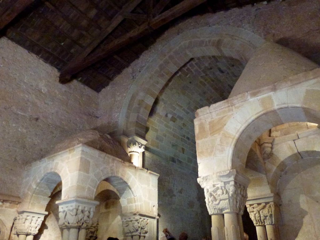 capiteles y cupulillas de templetes en San Juan de Duero en Soria