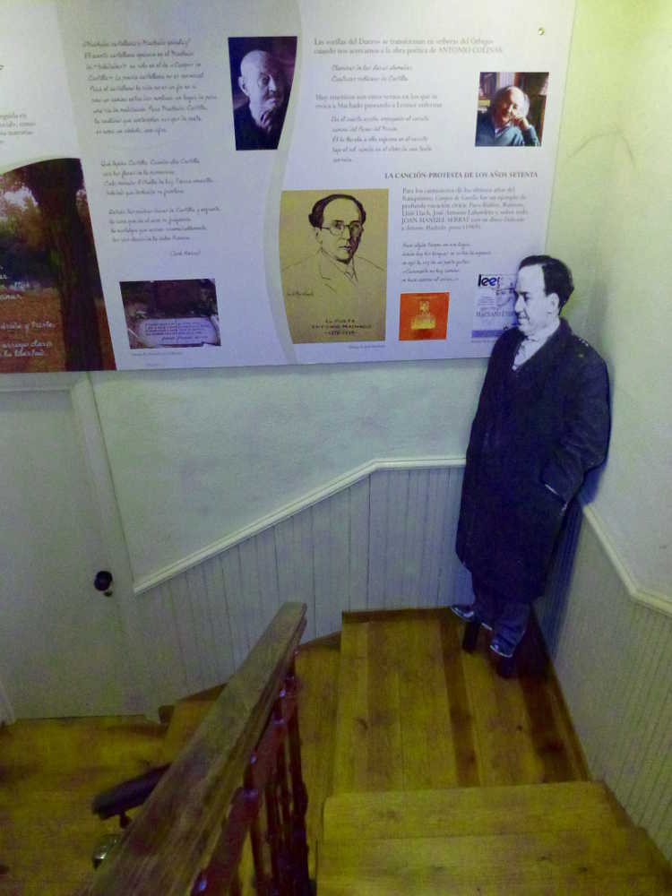 Casa de los Poetas de Soria_Antonio Machado en la escalera