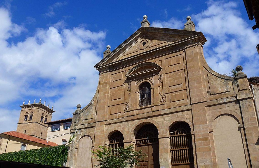 Frontal sur de la Iglesia del Carmen y, a su izquierda, torre del Palacio de los Condes de Gómara