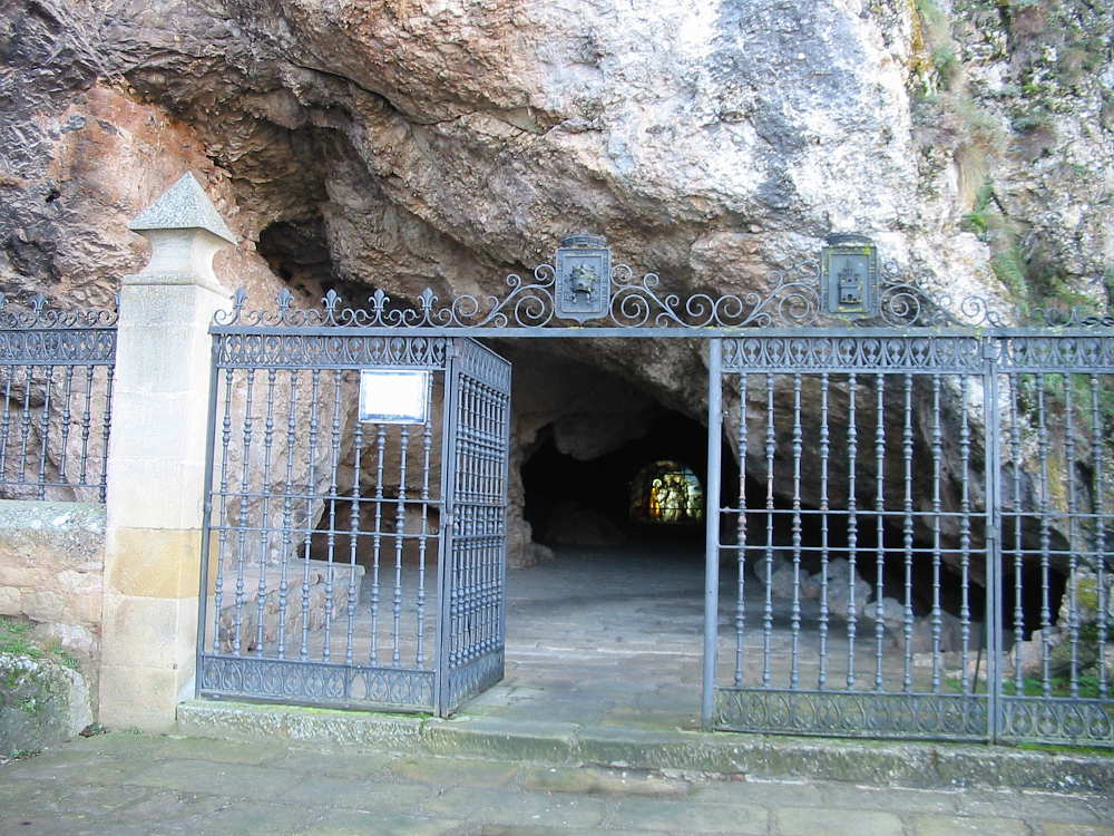 entrada cueva ermita de San Saturio_elige Soria