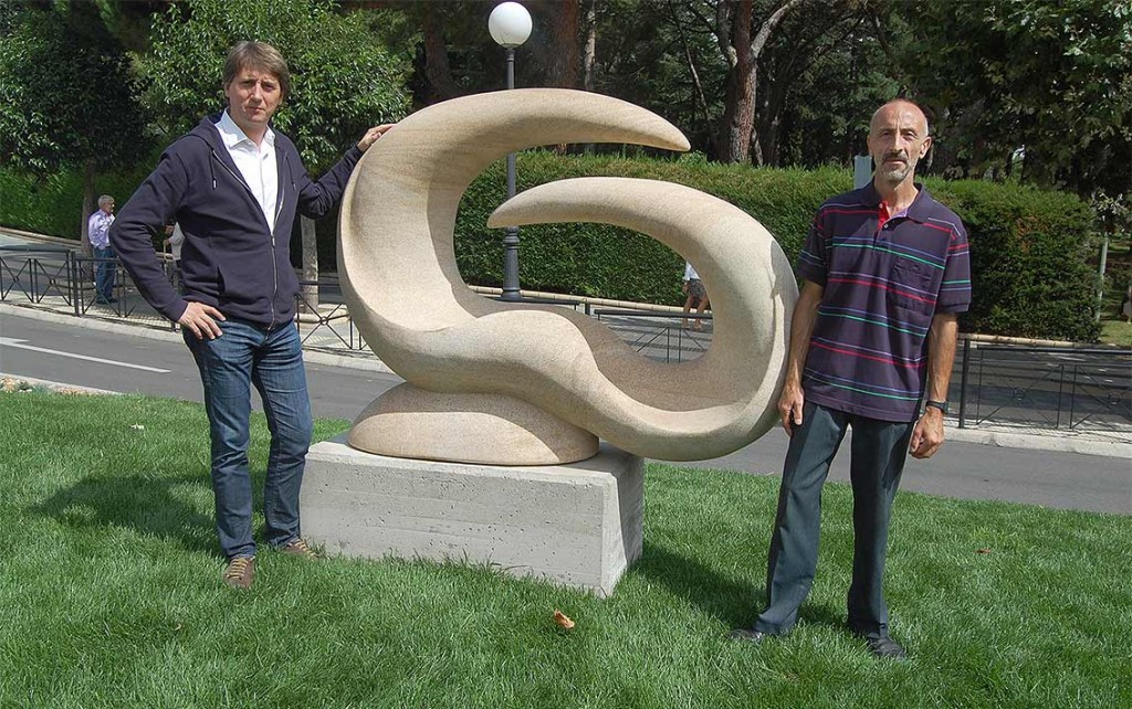 escutlura-de-rotonda-Odón-Alonso-de-Soria-y-alcalde-con-escultor