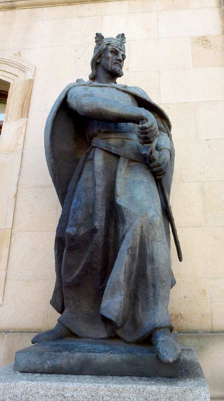 Estatua de Alfonso VIII en la Diputación de Soria