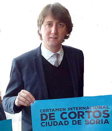 alcalde-de-Soria-con-cartel-Certamen-de-Cortos-2015