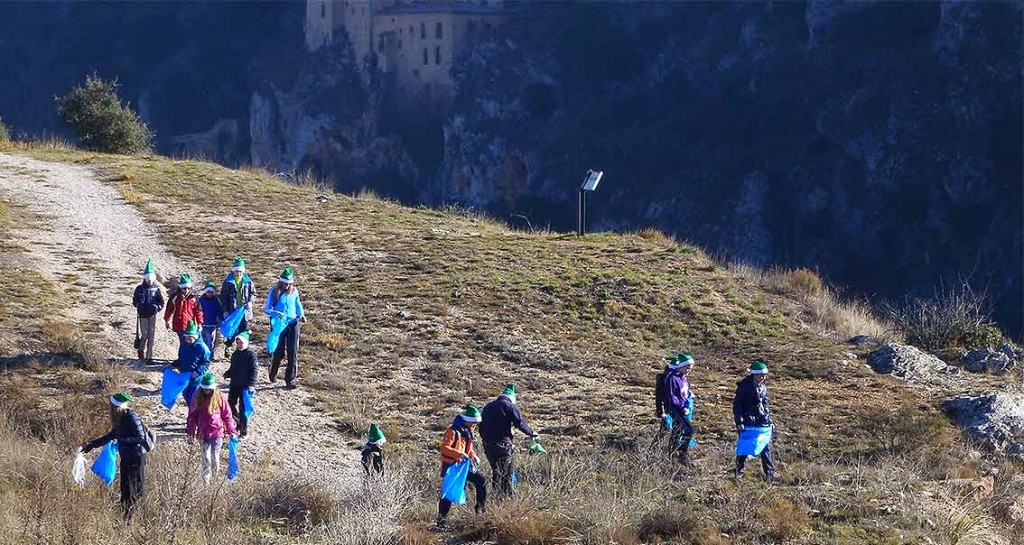 Voluntariado-limpiiando-senda-del-Duero-y-del-rio-Gomayo-en-Soria-2015