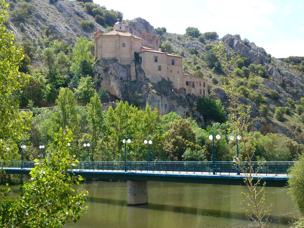 ermita de San Saturio y rio Duero con su puente en soria