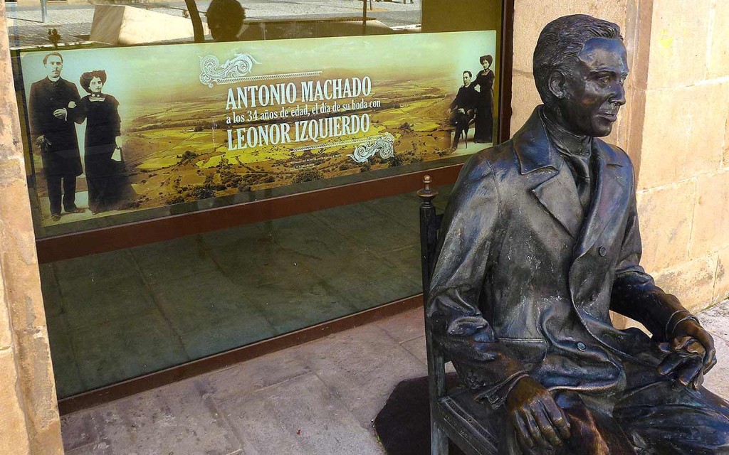 Leonor-y-Antonio-Machado-el-dia-de-la-boda-y-escultura-de-Machado