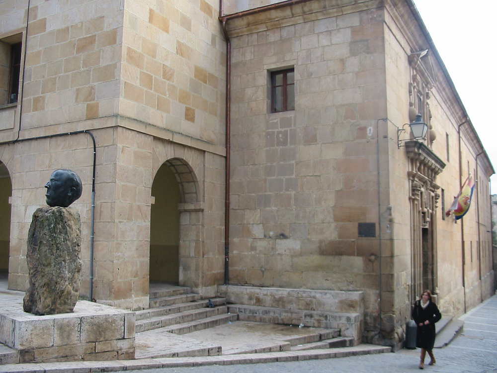 monumento a Machado en su Instituto de Soria