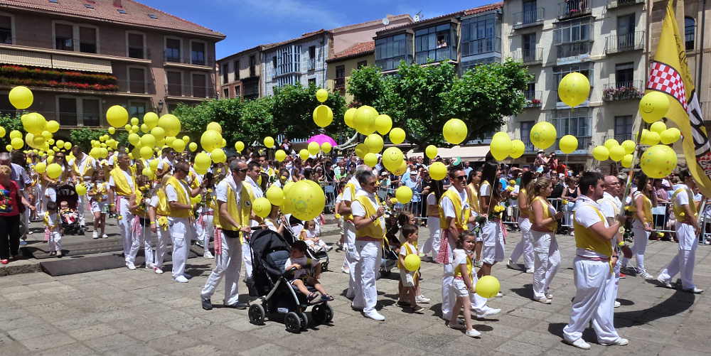 globos amarillos en Las Bailas 2016